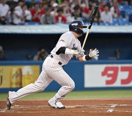 　１回、右翼線に先制の２点二塁打を放つ村上