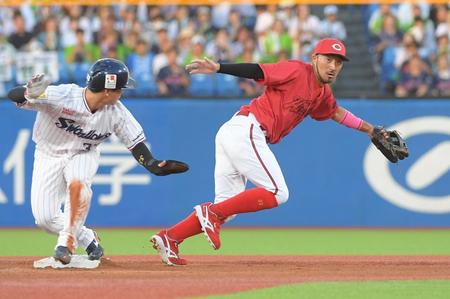 　１回，山田の遊ゴロで遊撃手・小園からの送球を菊池（右）が捕球ミス。失策となる（撮影・佐藤厚）