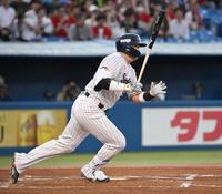　１回、右翼線に先制の２点二塁打を放つ村上