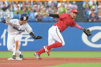 　１回，山田の遊ゴロで遊撃手・小園からの送球を菊池（右）が捕球ミス。失策となる（撮影・佐藤厚）