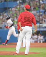 　１回、サンタナ（左）に３ランを打たれ、呆然と打球の行方を見つめる床田（撮影・佐藤厚）