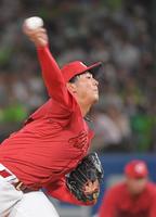 　４回裏にプロ初登板、村上、サンタナ、中村から３者連続三振を奪った益田（撮影・佐藤厚）