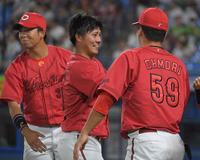 　４回裏にプロ初登板、村上、サンタナ、中村から３者連続三振を奪った益田（中央）＝撮影・佐藤厚