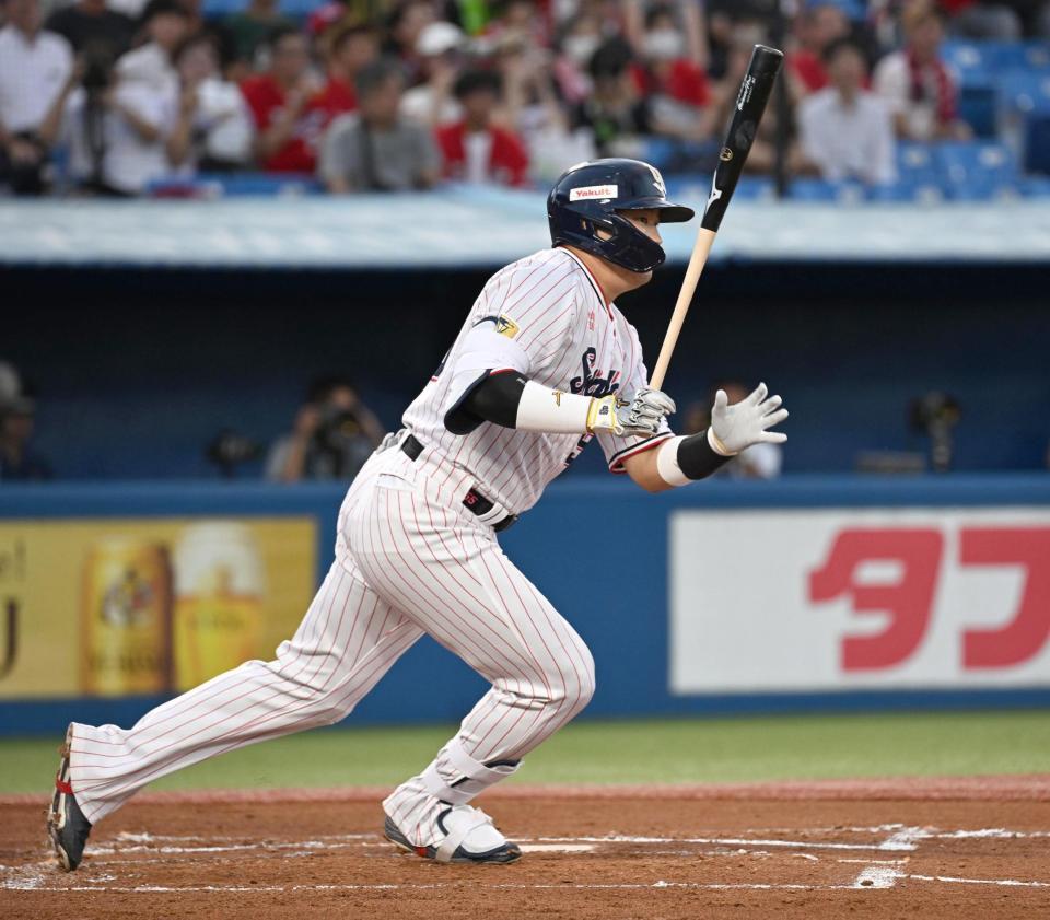 　１回、右翼線に先制の２点二塁打を放つ村上