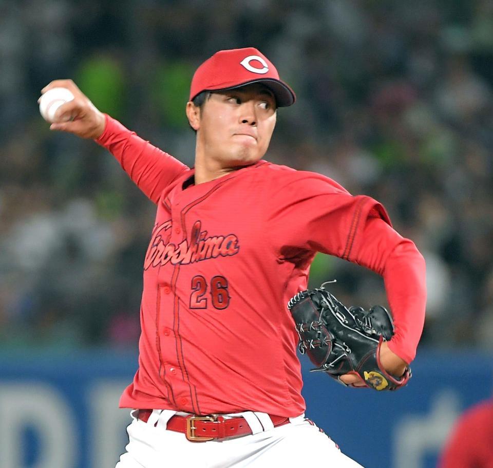 　４回裏にプロ初登板、村上、サンタナ、中村から３者連続三振を奪った益田（撮影・佐藤厚）