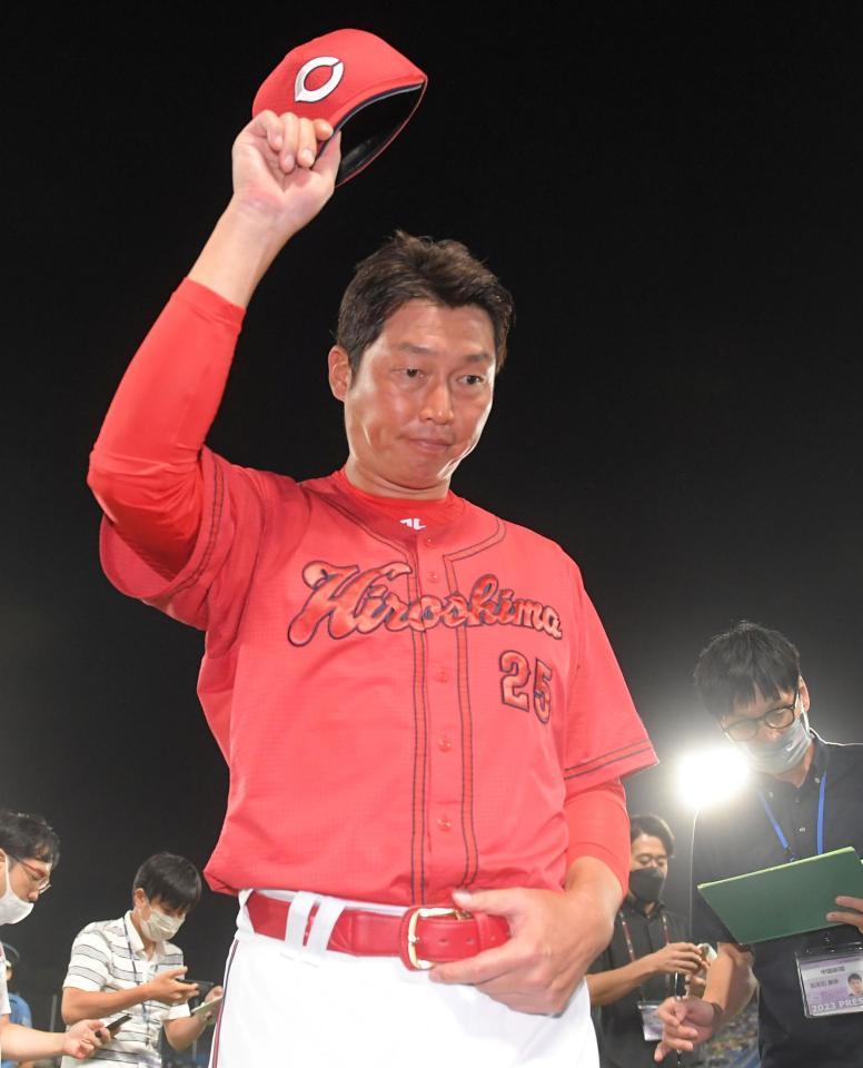 　帽子を取ってファンにあいさつする新井監督（撮影・佐藤厚）