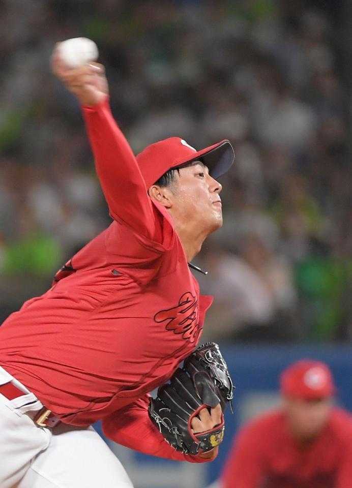 　４回裏にプロ初登板、村上、サンタナ、中村から３者連続三振を奪った益田（撮影・佐藤厚）