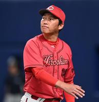 　９回、投手交代を告げ、ベンチへ戻る新井監督（撮影・田中太一）