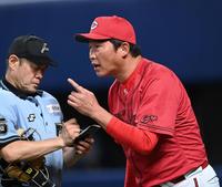 　７回、選手交代を告げる新井監督（撮影・田中太一）