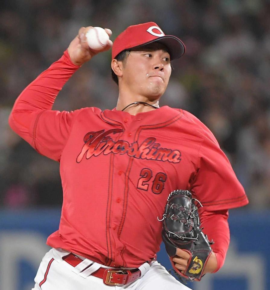 　４回裏にプロ初登板、村上、サンタナ、中村から３者連続三振を奪った益田（撮影・佐藤厚）