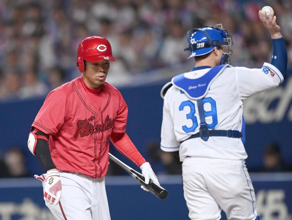 　１回、空振り三振に倒れる秋山。３回の守備からベンチに下がる＝１１日