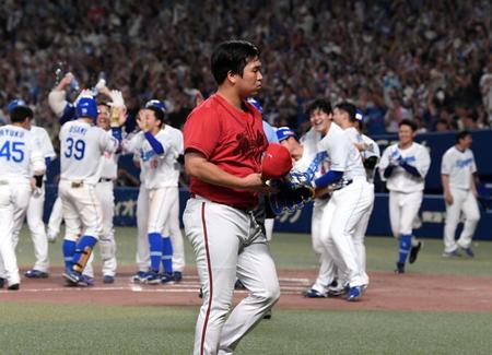 　１０回、石川昂（右奥）と宇佐見（左）が喜ぶ中、サヨナラ負けを喫し、引き揚げる矢崎（撮影・田中太一）