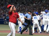 　１０回、悪夢のサヨナラ負けを喫し、沸き上がる中日ナインの前を引き揚げる矢崎（撮影・田中太一）