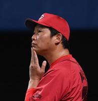 　延長１０回、思案しながら投手交代を告げる新井監督撮影・田中太一）