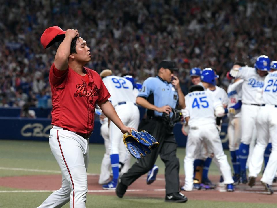　１０回、悪夢のサヨナラ負けを喫し、沸き上がる中日ナインの前を引き揚げる矢崎（撮影・田中太一）