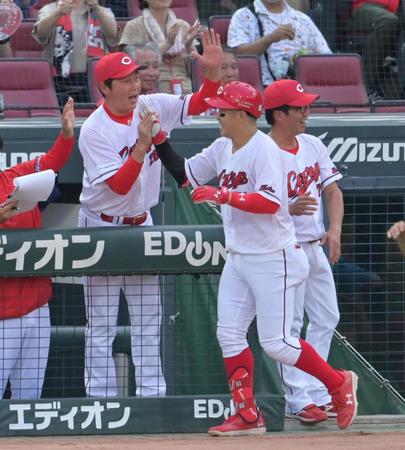 　１回、同点２ランを放った小園を祝福する新井監督（撮影・立川洋一郎）