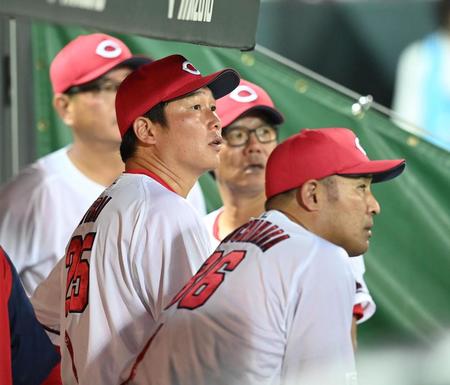 　４回の攻撃前、首脳陣と話をする新井監督（撮影・田中太一）