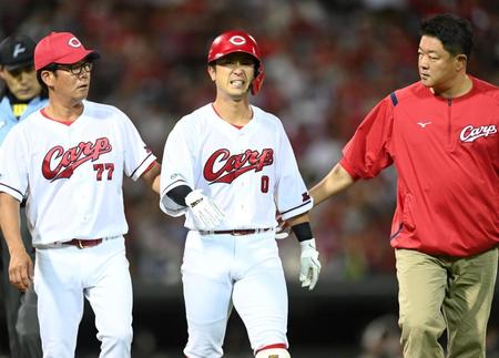 　４回、左腕に死球を受けて痛がる上本（撮影・田中太一）