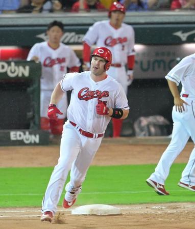 　６回、右中間スタンドへ同点ソロを放ちダイヤモンドを回るデビッドソン（撮影・立川洋一郎）