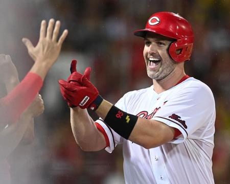 　６回、同点ソロを放ち喜ぶデビッドソン（撮影・田中太一）