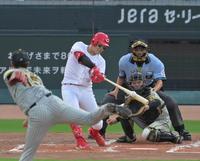 　１回、右翼スタンドへ同点２ランを放つ小園（撮影・立川洋一郎）