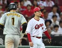 　３回、佐藤輝の適時打で森下の生還を許す大瀬良（撮影・田中太一）