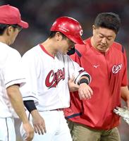 　４回、左腕に死球を受け痛がる上本（撮影・田中太一）