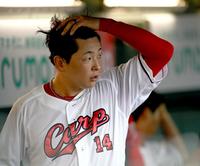 　１回、森下に２ランを浴びた大瀬良はベンチへ戻って悔しがる（撮影・田中太一）