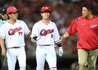 　４回、左腕に死球を受けて痛がる上本（撮影・田中太一）