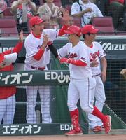 　１回、同点２ランを放った小園を祝福する新井監督（撮影・立川洋一郎）