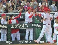 　６回、同点ソロを放ったデビッドソンとタッチを交わす新井監督（中央）＝撮影・立川洋一郎