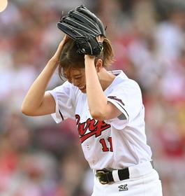 稲村亜美　まさかの大暴投も投手への“配慮”は忘れず　深々と一礼も　ファンからは「素敵です」「素晴らしい」