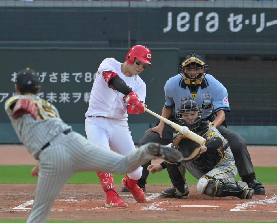 　１回、右翼スタンドへ同点２ランを放つ小園（撮影・立川洋一郎）