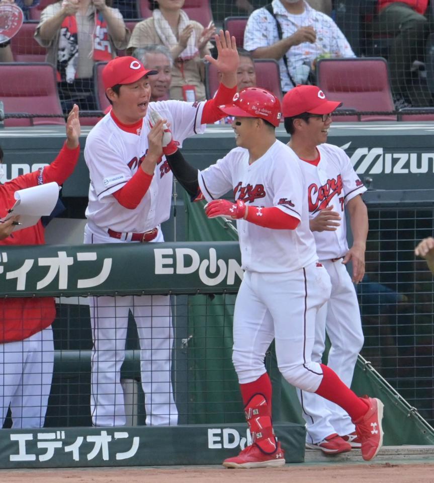 　１回、同点２ランを放った小園を祝福する新井監督（撮影・立川洋一郎）