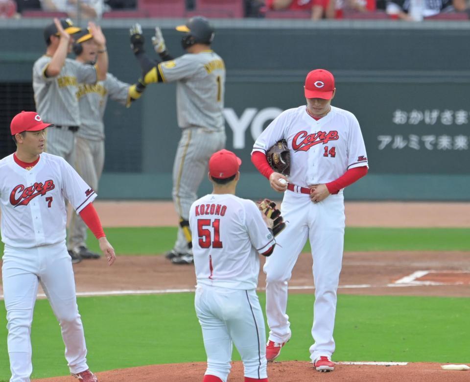 　１回、森下に先制２ランを浴びる大瀬良（１４）＝（撮影・立川洋一郎