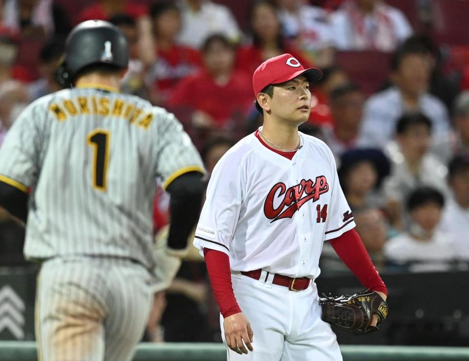 　３回、佐藤輝の適時打で森下の生還を許す大瀬良（撮影・田中太一）