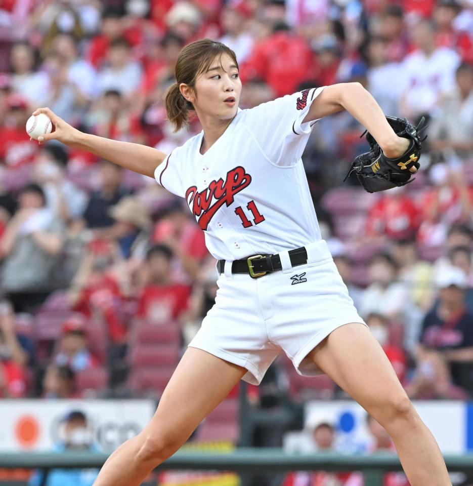 　始球式で投球する稲村亜美（撮影・高部洋祐）