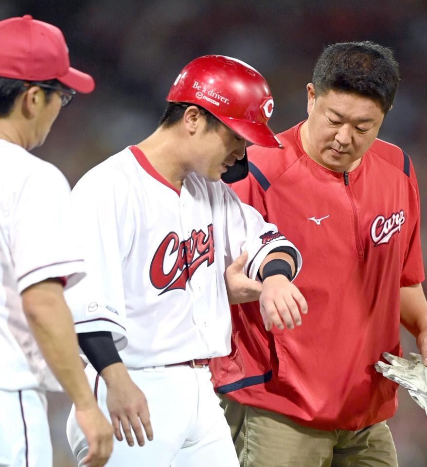 　４回、左腕に死球を受け痛がる上本（撮影・田中太一）