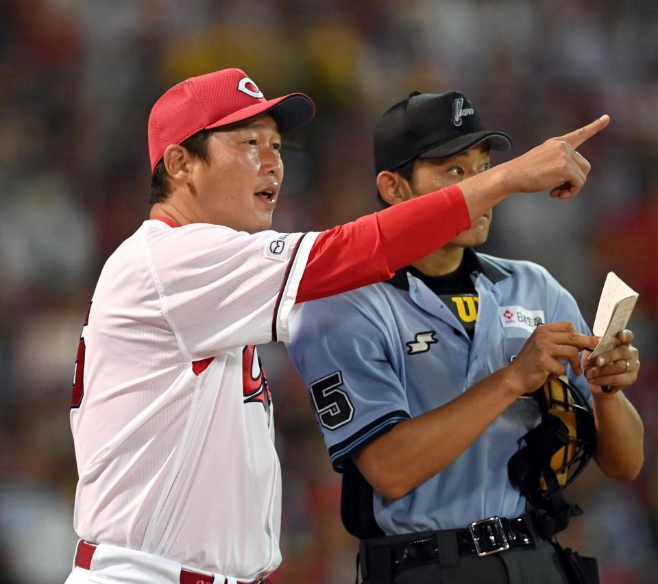 　５回、選手交代を告げる新井監督（撮影・田中太一）