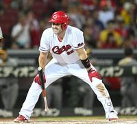 　６回、見逃し三振に倒れ、打席で悔しがるデビッドソン（撮影・田中太一）