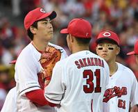 　２回、逆転を許した九里。右は小園（撮影・田中太一）