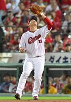 　４回、小野寺の一飛をつかむ坂倉（撮影・高部洋祐）