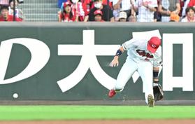 広島　野間が痛恨の後逸で逆転許す　近本のライナーに追いつきながらも…適時打と失策に　先発九里は一挙４失点
