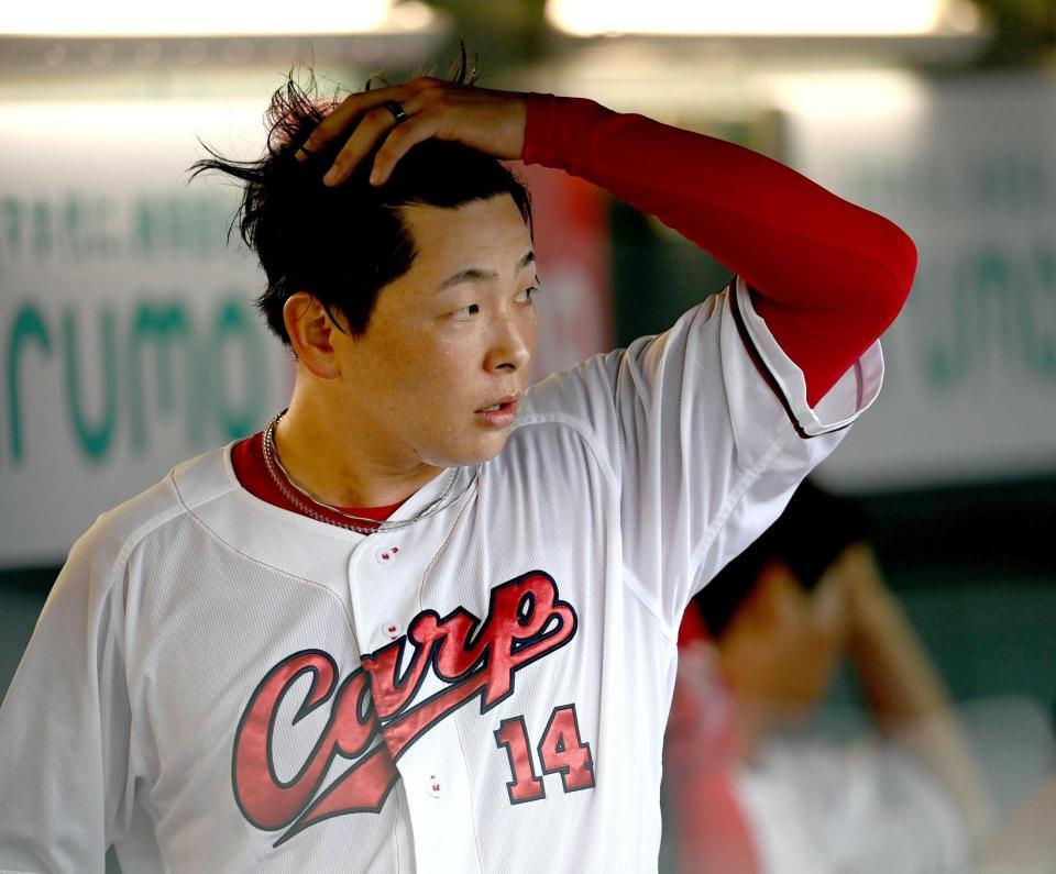 　１回、森下に２ランを浴びた大瀬良はベンチへ戻って悔しがる（撮影・田中太一）