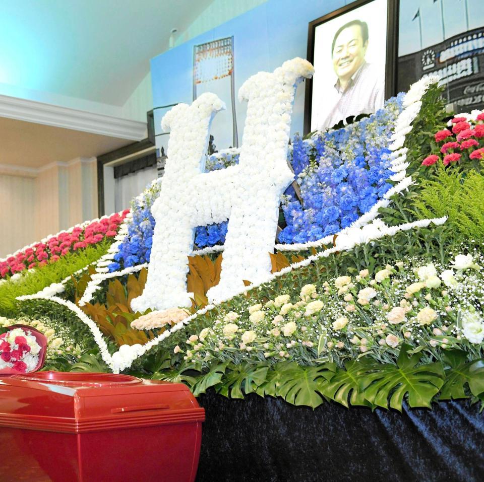 　６月１９日に葬儀・告別式が行われた際の北別府さんの笑顔の遺影を飾った祭壇