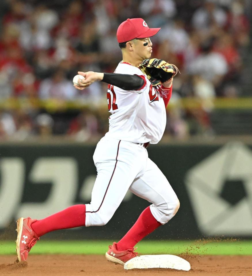 　４回、大竹の打球を悪送球する小園（撮影・高部洋祐）