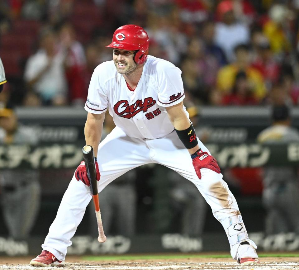 　６回、見逃し三振に倒れ、打席で悔しがるデビッドソン（撮影・田中太一）