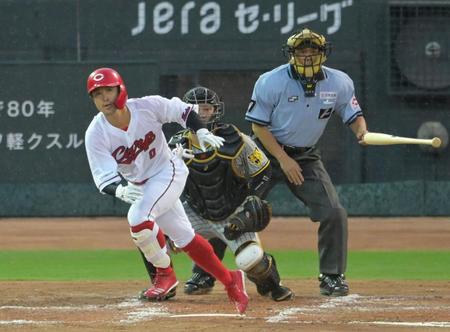 　３回、中前へ先制適時打を放つ上本（撮影・立川洋一郎）