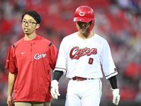 　３回、ベンチへ下がる上本（撮影・田中太一）