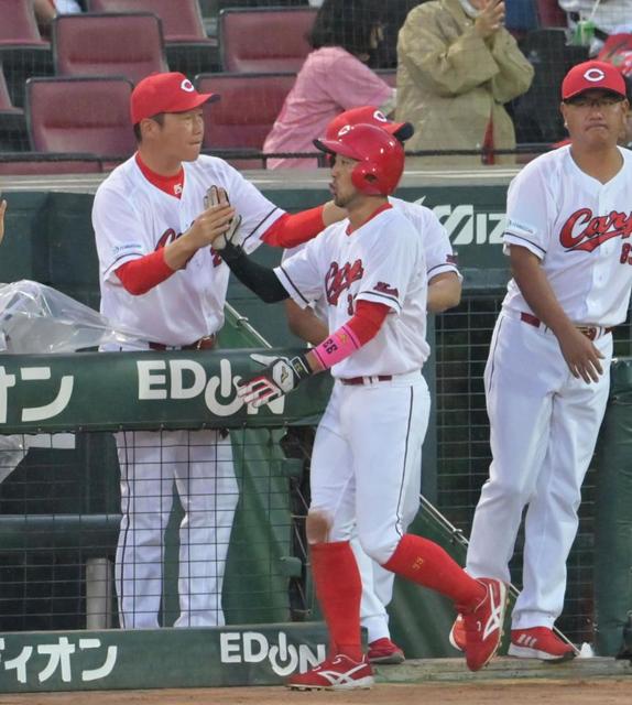 【写真】新井監督　上本途中交代に「代えの利かない選手なので心配」小園は右ふくらはぎに自打球で交代